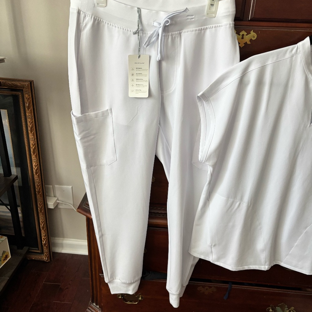 NWT Mandala White Scub SET  M